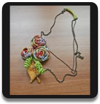 Kette, traumhaft sch&ouml;ne H&auml;kelbl&uuml;ten und Strickbl&auml;tter 