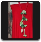 Kette gestrickt mit Bl&uuml;ten,Bl&auml;ttern und Perlchen