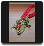 Kette gestrickt mit Bl&uuml;ten,Bl&auml;ttern und Perlchen