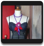 Kette gestrickt mit Blumenanh&auml;nger/Kronverschluss mit Cabochon-Motiv