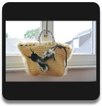 Wolltasche gestrickt Gelb mit Blume und Applikationen verziert