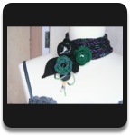 Halschmuck mit Blumenanstecker gestrickt Schwarz-Gr&uuml;n-Violett