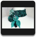 Halschmuck mit Blumenanstecker Gr&uuml;n-Schwarz Details