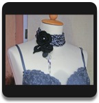 Halschmuck mit Blumenanstecker gestrickt Schwarz/Weiss