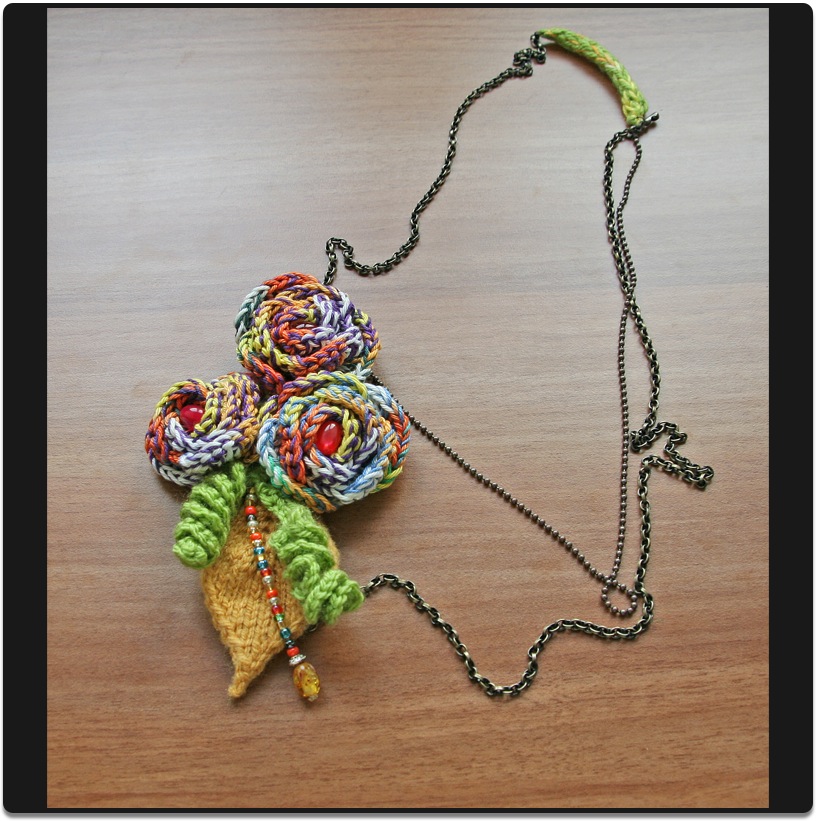 Kette, traumhaft sch&ouml;ne H&auml;kelbl&uuml;ten und Strickbl&auml;tter 