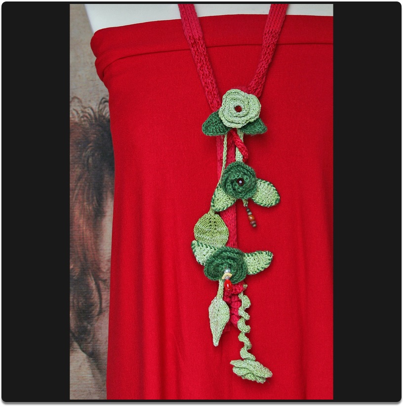 Kette gestrickt mit Bl&uuml;ten,Bl&auml;ttern und Perlchen