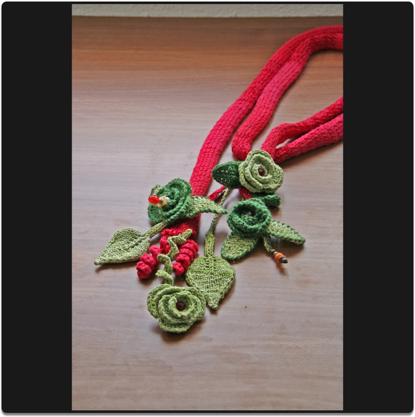 Kette gestrickt mit Bl&uuml;ten,Bl&auml;ttern und Perlchen