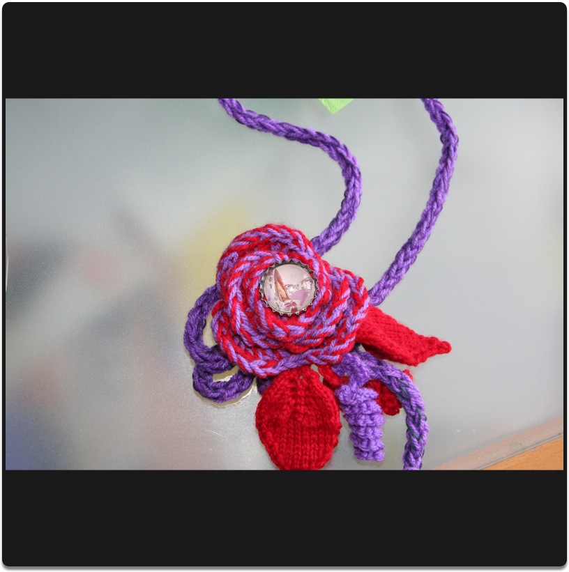 Kette gestrickt mit Blumenanh&auml;nger/Kronverschluss mit Cabochon-Motiv