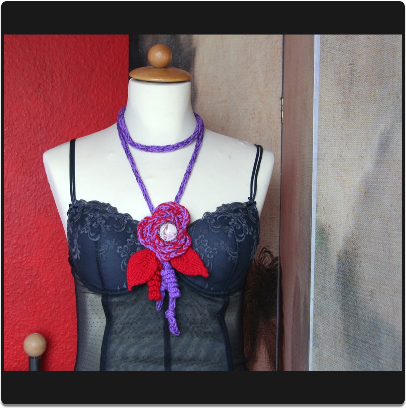 Kette gestrickt mit Blumenanh&auml;nger/Kronverschluss mit Cabochon-Motiv