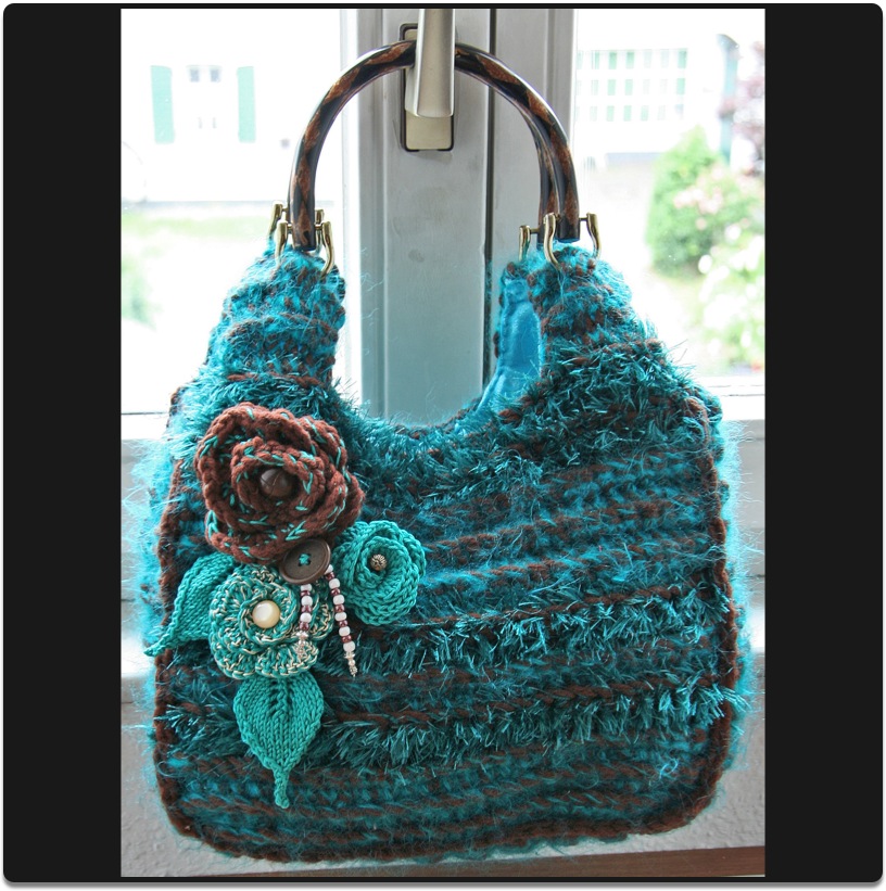 T&uuml;rkis_Braune Wolltasche mit Blumenanstecker