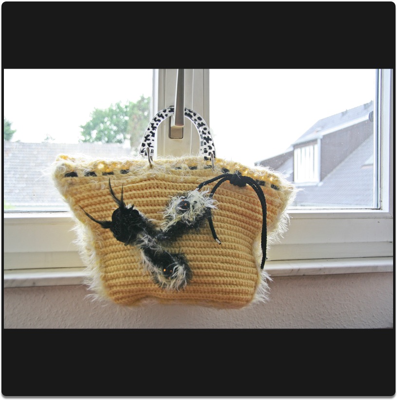 Wolltasche gestrickt Gelb mit Blume und Applikationen verziert