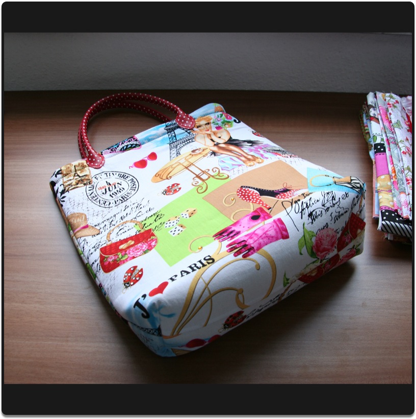 Tasche Parismotiv mit Stra&szlig;steinen und Verst&auml;rktem Innenfutter