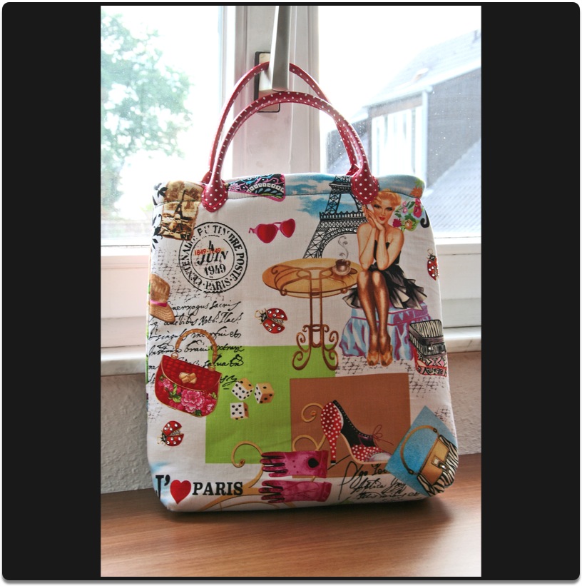 Tasche Parismotiv mit Stra&szlig;steinen und Verst&auml;rktem Innenfutter