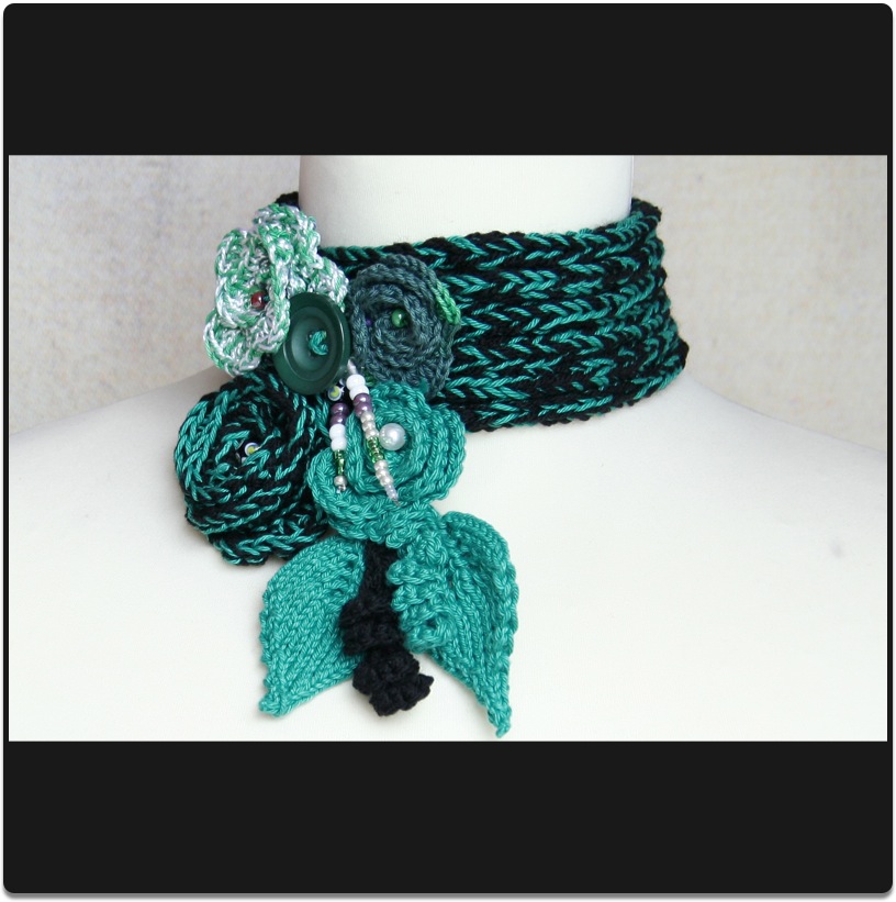 Halschmuck mit Blumenanstecker Gr&uuml;n-Schwarz Details