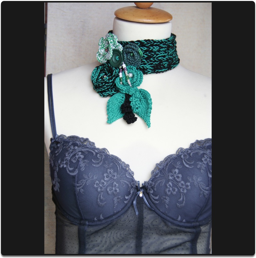 Halschmuck mit Blumenanstecker Gr&uuml;n-Schwarz