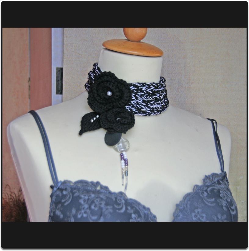 Halschmuck mit Blumenanstecker gestrickt Schwarz/Weiss