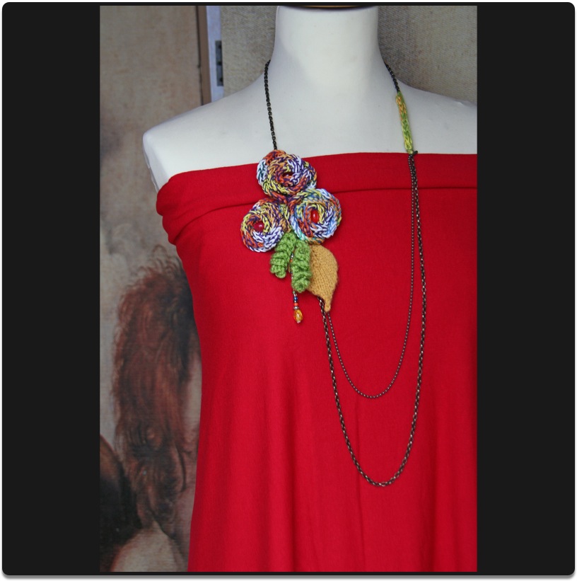 Kette, traumhaft sch&ouml;ne H&auml;kelbl&uuml;ten und Strickbl&auml;tter 