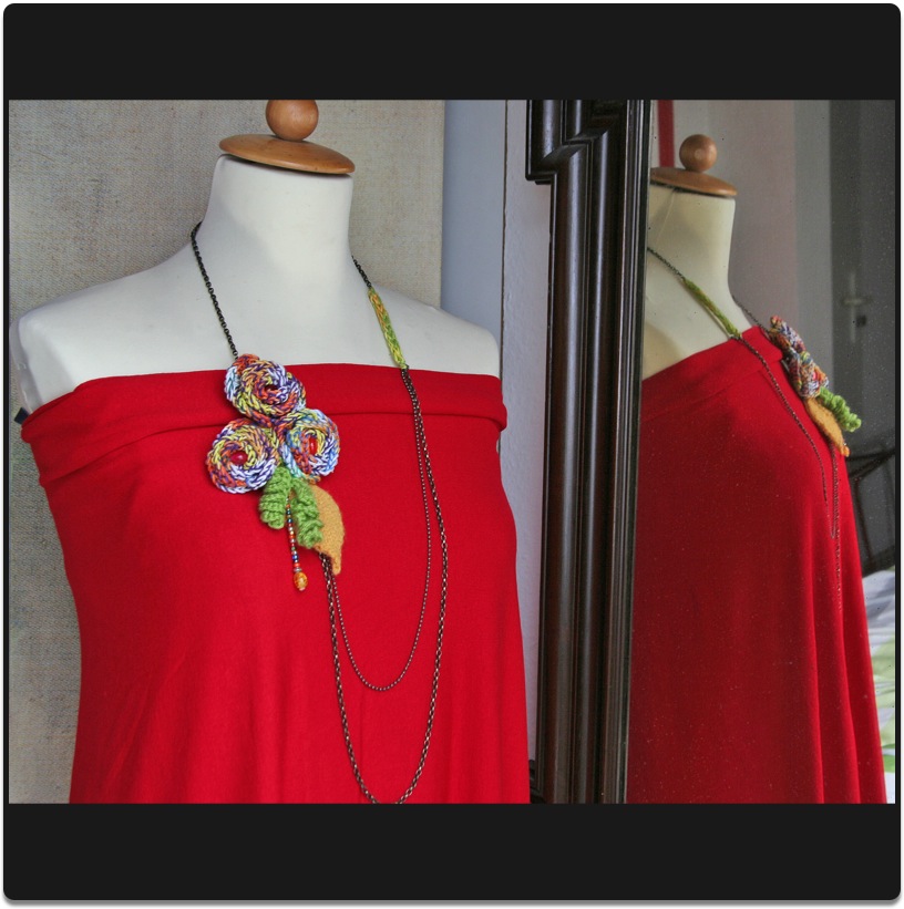 Kette, traumhaft sch&ouml;ne H&auml;kelbl&uuml;ten und Strickbl&auml;tter 